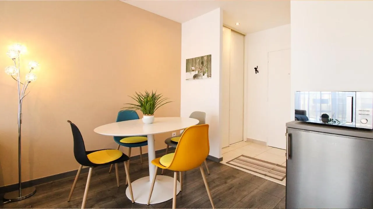 Appartement HOMEY CITY - NEW -Balcon privé - Vue hôtel de ville - Netflix et Wifi inclus - Proche de Genève Annemasse
