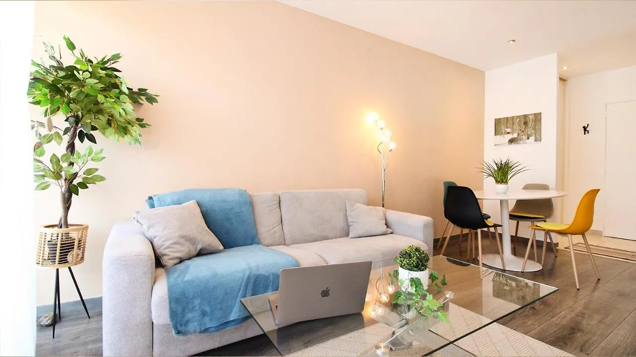 HOMEY CITY - NEW -Balcon privé - Vue hôtel de ville - Netflix et Wifi inclus - Proche de Genève Annemasse 0*,